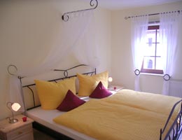 Schlafzimmer mit Himmelbett und Einzelbett